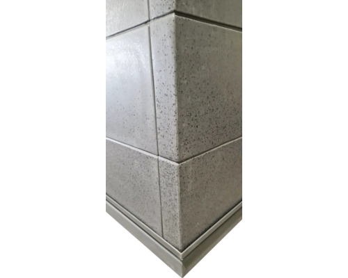 Wandfliese mit Granitoptik und gespachtelten Fugen an einer Innenecke mit Fliesenschiene