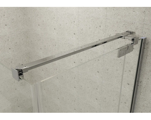 Stabilisierungsstange und Beschläge aus Metall für eine Duschwand aus Glas vor einer gefliesten Wand.