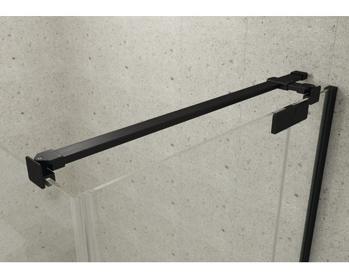 Schwarze Stabilisationsstange aus Metall für Duschwände aus Glas, montiert an einer hellen Wand in Steinoptik.