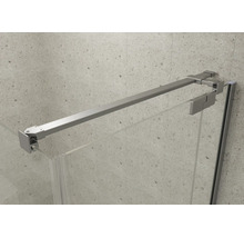 Silberne Stabilisierungsstange aus Metall für Duschwände aus Glas, montiert zwischen Glaspaneel und gefliester Wand.