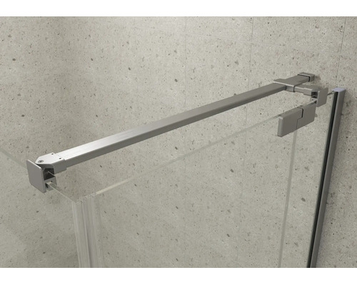 Silberne Stabilisierungsstange aus Metall für Duschwände aus Glas, montiert zwischen Glaspaneel und gefliester Wand.