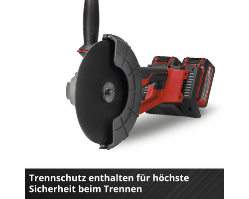 Akku-Winkelschleifer mit montiertem Trennschutz und zwei Akkus für sicheres Trennen.