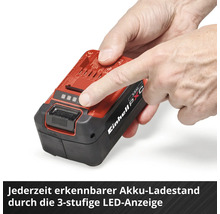 Einhell Power X-Change Akku mit einer Hand, die den Ladestand über die 3-stufige LED-Anzeige prüft.