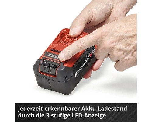 Einhell Power X-Change Akku mit einer Hand, die den Ladestand über die 3-stufige LED-Anzeige prüft.