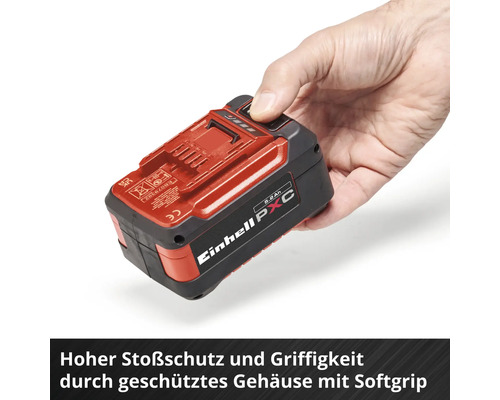 Hand hält einen Einhell Power X-Change Akku mit 5,2 Amperestunden. Gehäuse mit Softgrip für Stoßschutz und Griffigkeit.