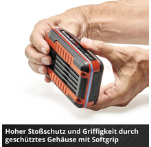 Hände halten einen Einhell Akku mit Softgrip Gehäuse für hohen Stoßschutz.