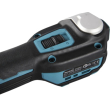 Detailansicht des Makita Akku-Multifunktionswerkzeugs DTM52 mit Makita Logo, Ein-Ausschalter und Starlock Max-Aufnahme.