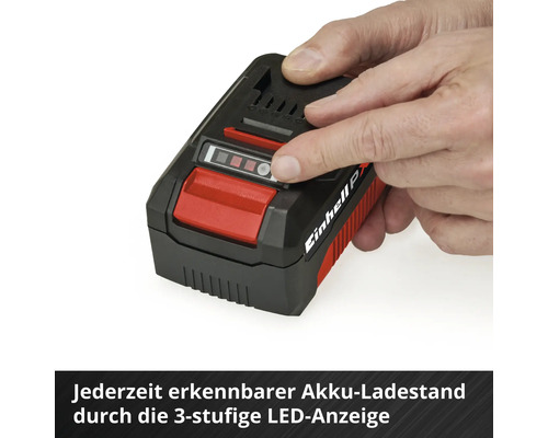 Einhell Akkumulator mit Einhell Logo und einer Hand, die den Knopf der dreistufigen Ladestandsanzeige betätigt.