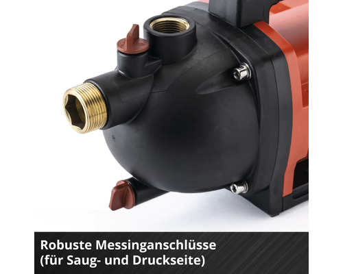 Detailaufnahme einer Gartenpumpe mit robusten Messinganschlüssen an Saug- und Druckseite.
