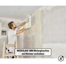 Ein Handwerker auf einer Holzleiter bringt Modulan 1000 Malerglasvlies mit Kleister an eine Wand an. (Image AI modified or generated)