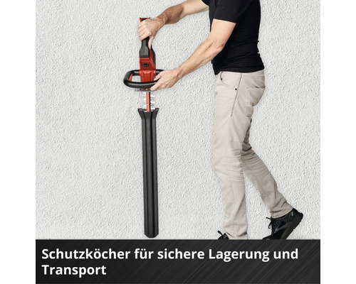 Person steckt eine Heckenschere in einen schwarzen Schutzköcher für sichere Lagerung und Transport.