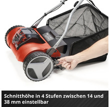 Hand stellt die Schnitthöhe am Rad eines Einhell Akku-Spindelmähers mit Fangkorb ein.