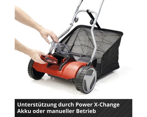 Einsetzen eines Power X-Change Akkus in eine Kehrmaschine für optionalen Akkubetrieb.