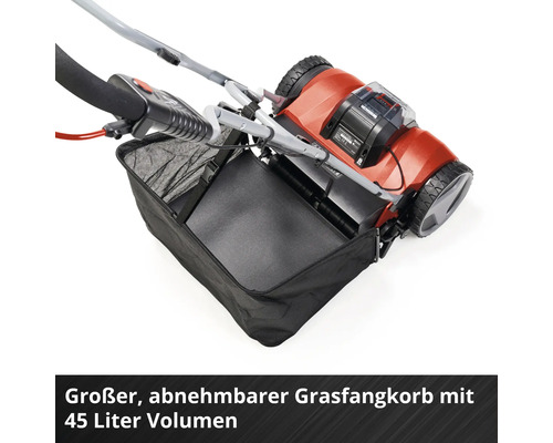 Vertikutierer mit einem großen, abnehmbaren Grasfangsack mit 45 Liter Fassungsvermögen.