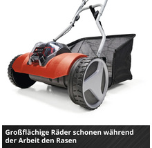 Einhell Akku-Vertikutierer mit großen, rasenschonenden Laufrädern und einem Fangkorb.