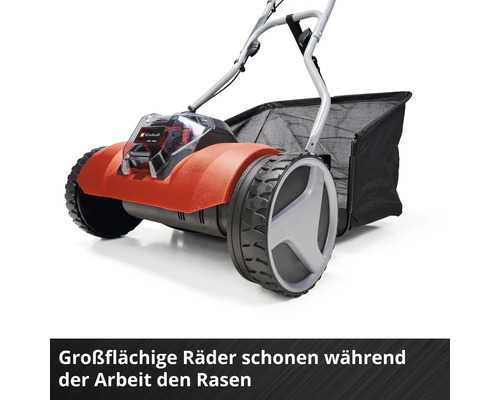 Einhell Akku-Vertikutierer mit großen, rasenschonenden Laufrädern und einem Fangkorb.