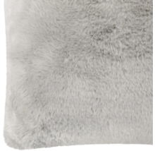 Flauschiges Kunstfellkissen mit weicher Oberfläche.