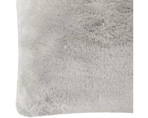 Flauschiges Kunstfellkissen mit weicher Oberfläche.