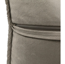 Detailaufnahme des verdeckten Reißverschlusses an einem weichen Plüschkissen.