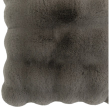 Weiches, flauschiges Sitzkissen aus Kunstfell mit gewelltem Rand.