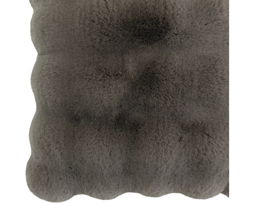 Weiches, flauschiges Sitzkissen aus Kunstfell mit gewelltem Rand.