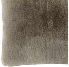Kissen in Felloptik mit einer weichen, flauschigen Oberfläche aus Kunstfell