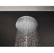 Runde Kopfbrause aus Metall mit laufendem Wasserstrahl zur Wand oder Deckenmontage