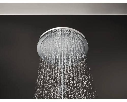Runde Kopfbrause aus Metall mit laufendem Wasserstrahl zur Wand oder Deckenmontage