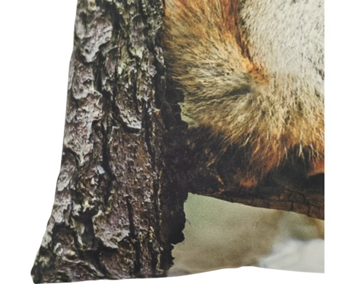 Dekokissen mit naturgetreuem Druck eines Eichhörnchens an einem Baumstamm