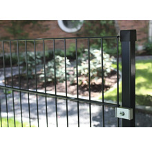 Stabgitterzaun aus Metall in einem Garten mit einem vertikalen Zaunpfosten und einer Befestigungsschelle