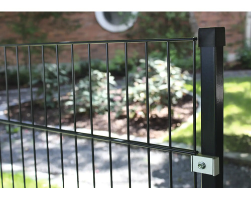 Stabgitterzaun aus Metall in einem Garten mit einem vertikalen Zaunpfosten und einer Befestigungsschelle
