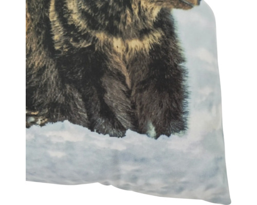 Dekokissen mit Bärenmotiv im Schnee als detailreicher Fotodruck