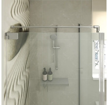 Moderne Duschtrennwand aus Glas mit Stabilisierungsstange und integrierter Duschablage in einem gefliesten Badezimmer.