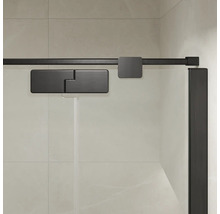 Details der Duschkabine mit Schiebetürsystem und Beschlägen aus Metall an einer Glaswand vor einer Fliesenwand im Badezimmer.