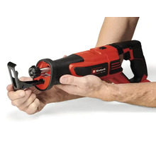 Person hält eine Einhell Säbelsäge in der Hand und justiert den Sägeschuh ohne Werkzeug.