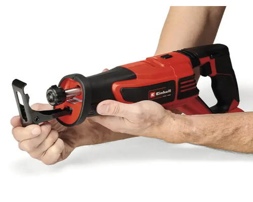 Person hält eine Einhell Säbelsäge in der Hand und justiert den Sägeschuh ohne Werkzeug.