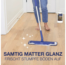 Eine Person wischt einen Parkettboden mit einem Bona Wischmopp, ergänzt durch Bona Parkettpflege in einer Flasche.