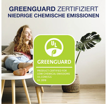 Greenguard Zertifikat fuer Produkte mit niedrigen chemischen Emissionen in einer wohnlichen Umgebung mit einer jungen Frau auf einem Sofa.