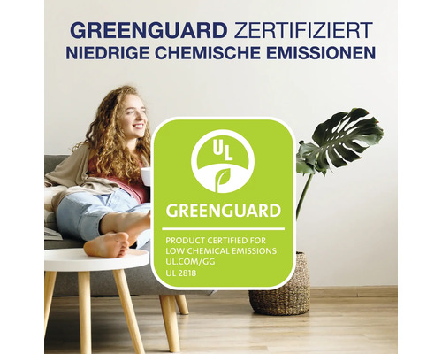 Greenguard Zertifikat fuer Produkte mit niedrigen chemischen Emissionen in einer wohnlichen Umgebung mit einer jungen Frau auf einem Sofa.