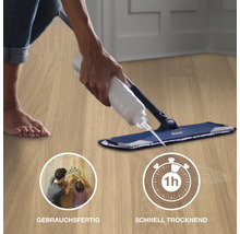 Person reinigt Holzboden mit Bona Bodenwischer Spray Mop, Symbol für gebrauchsfertig und schnell trocknend in einer Stunde.