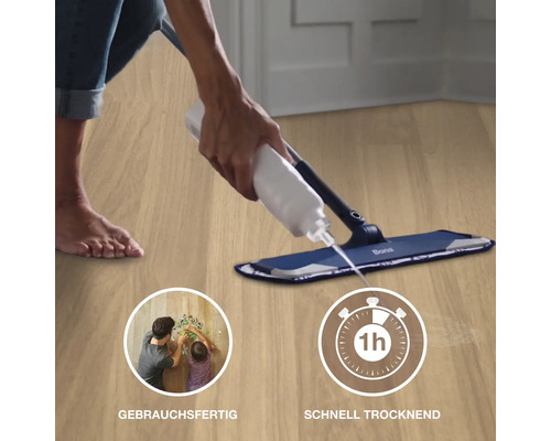 Person reinigt Holzboden mit Bona Bodenwischer Spray Mop, Symbol für gebrauchsfertig und schnell trocknend in einer Stunde.