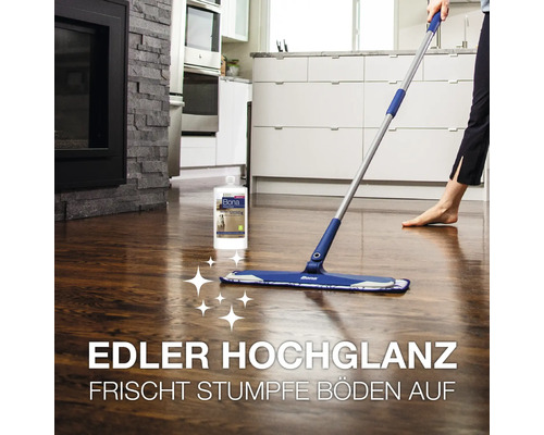 Person reinigt einen Holzboden mit einem Bona Bodenwischer und einem Bona Parkett Polish in einer modernen Küche.