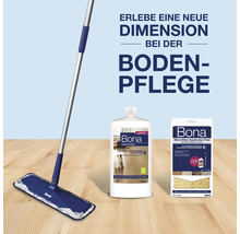 Bona Bodenpflegeset mit Bodenwischer, Parkett Politur und Mikrofasertuch auf Holzoberfläche