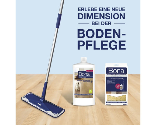 Bona Bodenpflegeset mit Bodenwischer, Parkett Politur und Mikrofasertuch auf Holzoberfläche