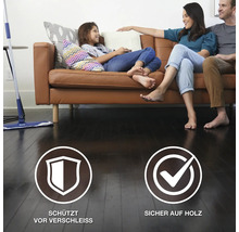 Familie auf einem Sofa in einem Wohnzimmer mit einem Bodenwischer für Holzböden mit Symbolen für Verschleißschutz und Eignung auf Holz.
