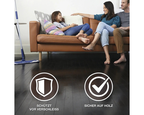 Familie auf einem Sofa in einem Wohnzimmer mit einem Bodenwischer für Holzböden mit Symbolen für Verschleißschutz und Eignung auf Holz.