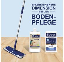 Bona Bodenpflegeset bestehend aus Bodenwischer, Refresher für geölte Holzböden und Mikrofaser Reinigungspad auf Holzboden.