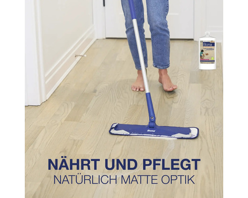 Person reinigt einen Holzboden mit einem Bona Bodenwischer und Bona Holzpflegeprodukt in einer Flasche.