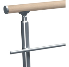 Treppengeländerpfosten mit Holzhandlauf und Metallstabhalterung für die Innenmontage