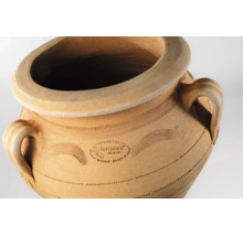 Handgefertigter Terracotta Pflanzkübel im antiken Stil mit zwei Henkeln und Terraneo Logo Prägung.